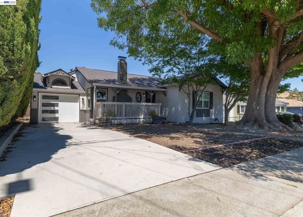 Image 3 of property listing at 16004 Wellington Way, Castro Valley, CA 94578