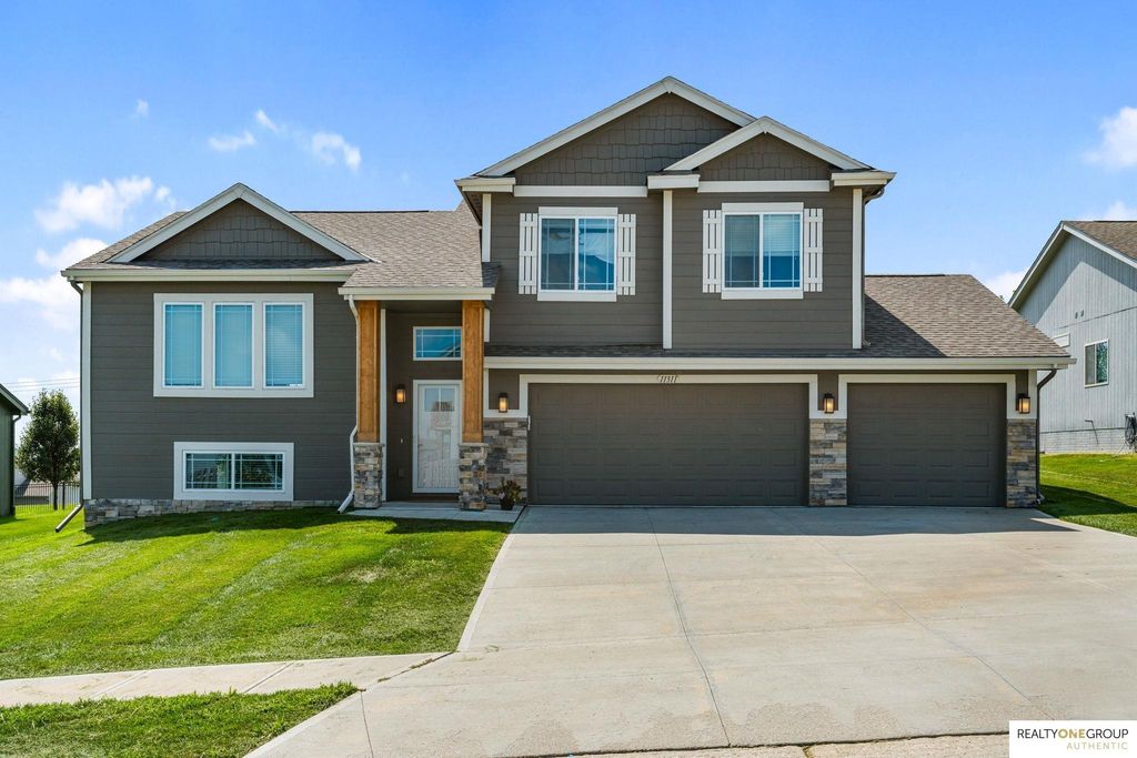 11311 Edgewater Drive, Papillion, NE 68046