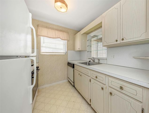 5750 80TH STREET N B-206, St Petersburg, FL 33709