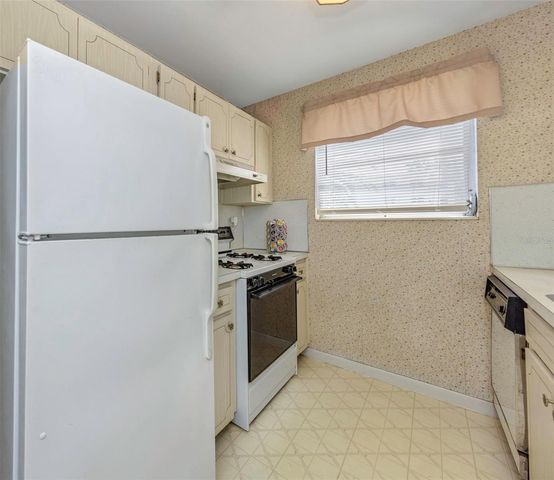 5750 80TH STREET N B-206, St Petersburg, FL 33709