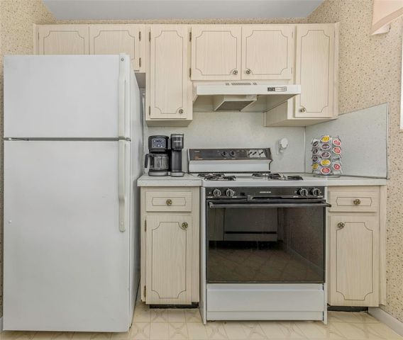 5750 80TH STREET N B-206, St Petersburg, FL 33709