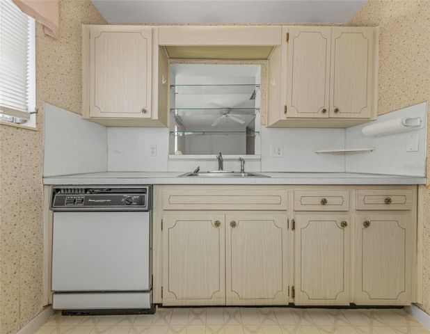 5750 80TH STREET N B-206, St Petersburg, FL 33709