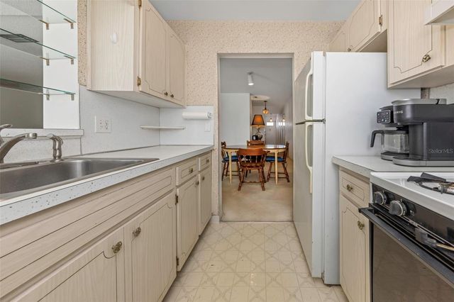 5750 80TH STREET N B-206, St Petersburg, FL 33709