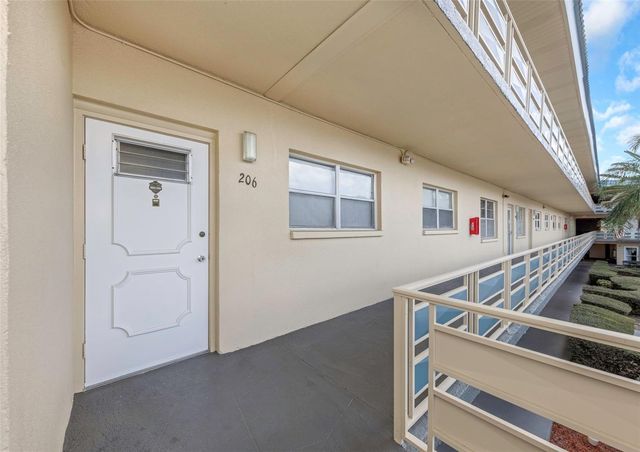 5750 80TH STREET N B-206, St Petersburg, FL 33709