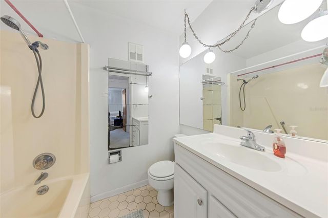 5750 80TH STREET N B-206, St Petersburg, FL 33709