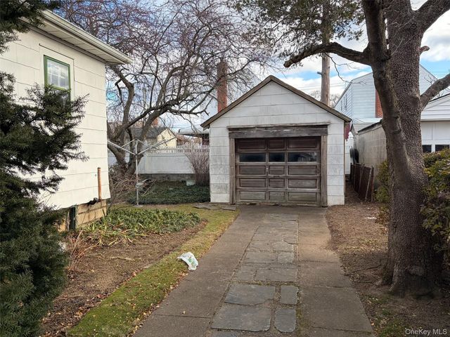 8529 261st Street, Floral Park, NY 11001