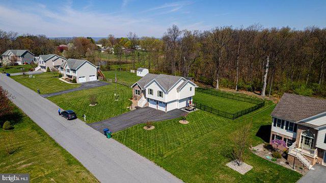 1753 RAVEN DRIVE, Chambersburg, PA 17202