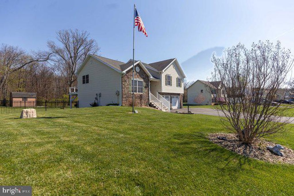1753 RAVEN DRIVE, Chambersburg, PA 17202