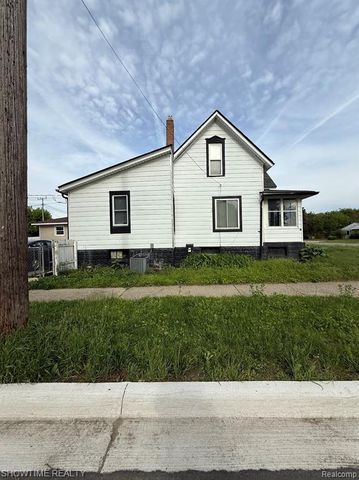 31 Fessenden Street, Mount Clemens, MI 48043