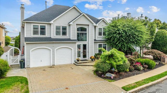 27 Crescent Cove Drive, Seaford, NY 11783