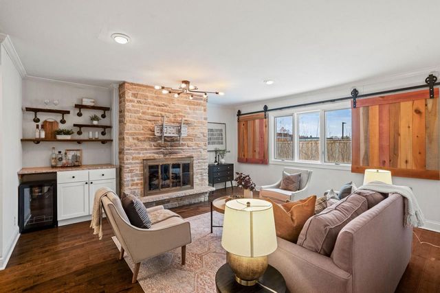 8930 N Maitland ROAD, Bayside, WI 53217