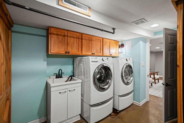 8930 N Maitland ROAD, Bayside, WI 53217