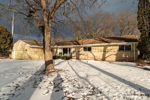 8930 N Maitland ROAD, Bayside, WI 53217
