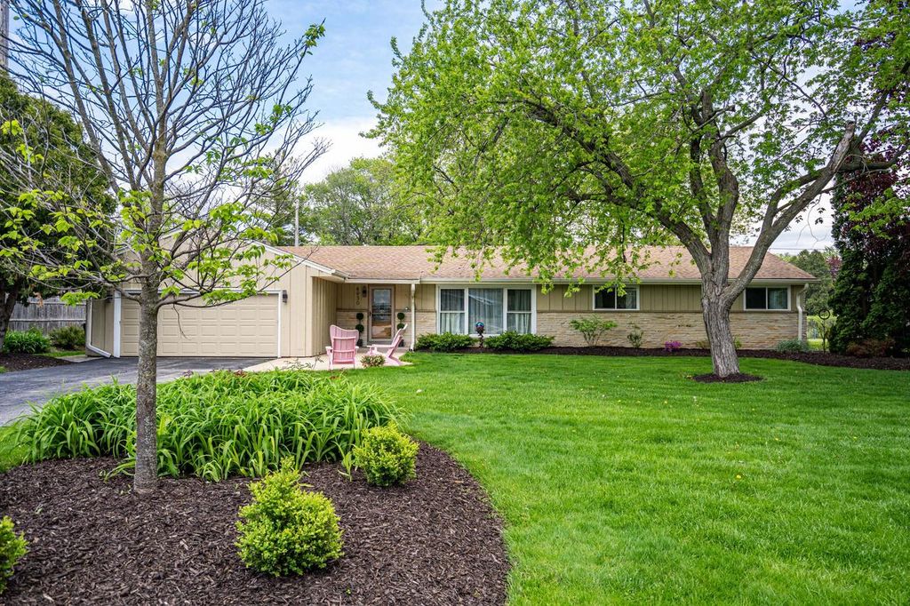 8930 N Maitland ROAD, Bayside, WI 53217