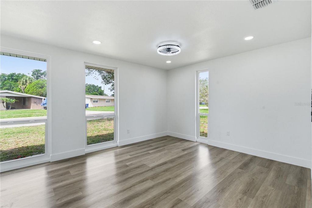 Image 10 of property listing at 907 LEISURE AVENUE, Tampa, FL 33613