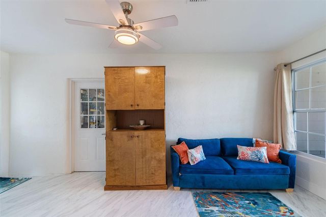 4526 YARDLEY AVENUE N, St Petersburg, FL 33713