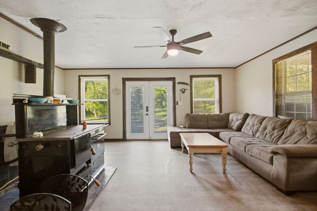 140 K B Song Ln, Linden, TN 37096