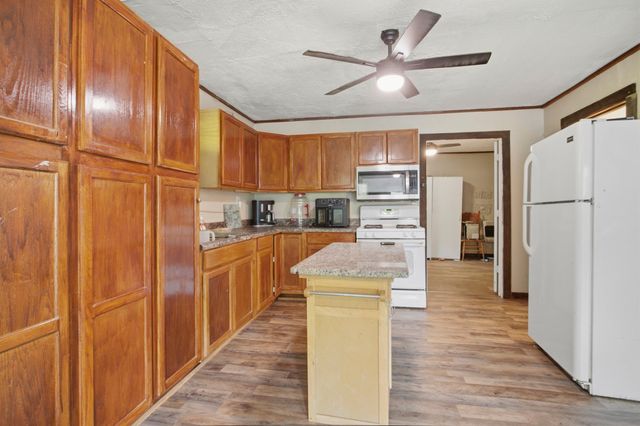 140 K B Song Ln, Linden, TN 37096