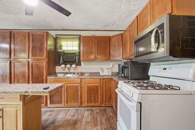 140 K B Song Ln, Linden, TN 37096