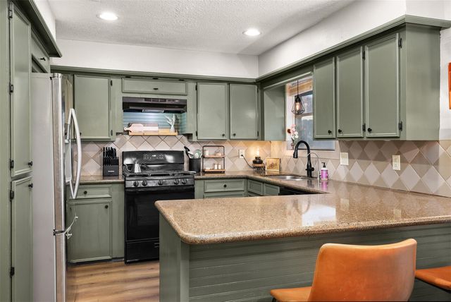 1819 Meadow Creek Drive, Pearland, TX 77581