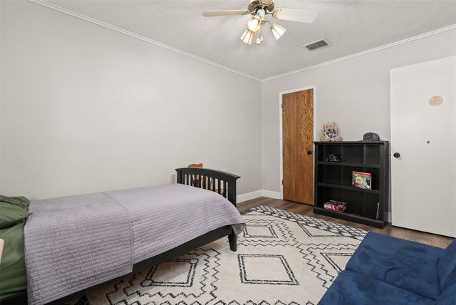 1819 Meadow Creek Drive, Pearland, TX 77581
