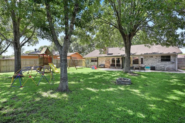 1819 Meadow Creek Drive, Pearland, TX 77581