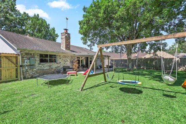 1819 Meadow Creek Drive, Pearland, TX 77581