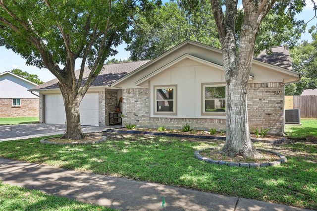 1819 Meadow Creek Drive, Pearland, TX 77581