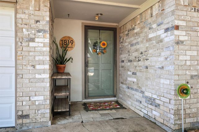 1819 Meadow Creek Drive, Pearland, TX 77581