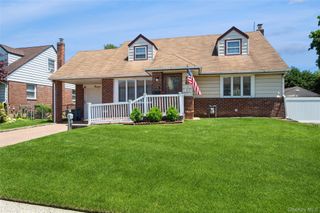 14 Cary Road, New Hyde Park, NY 11040