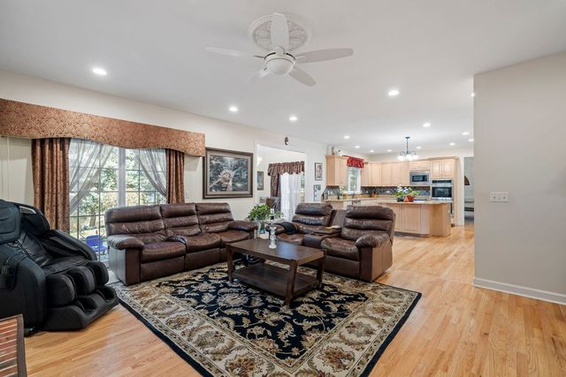 725 Heath Court, Westmont, IL 60559