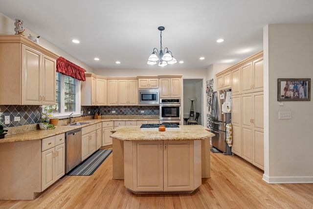 725 Heath Court, Westmont, IL 60559