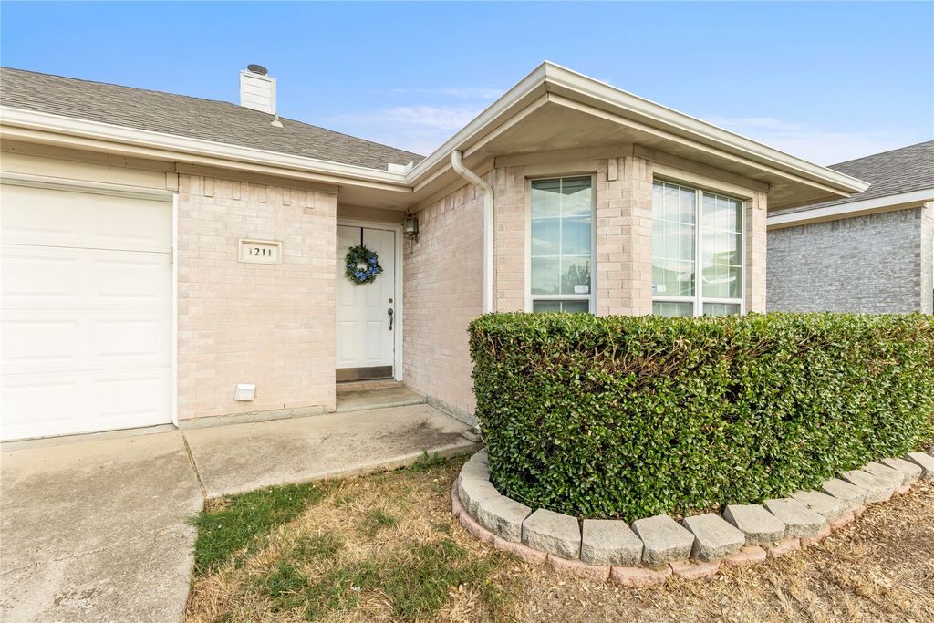 1211 Varacruz Drive, Arlington, TX 76010 — exterior