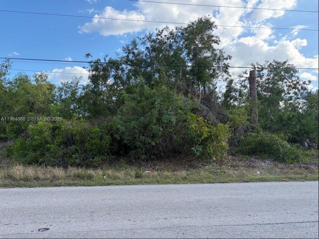 614 Jacaranda Pkwy E, Cape Coral, FL 33909