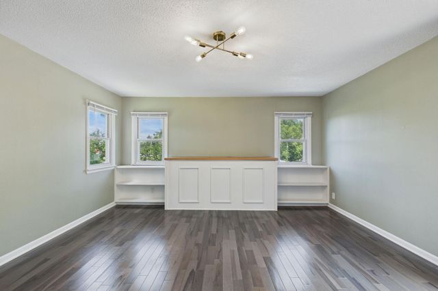 2562 Fairview Avenue N, Roseville, MN 55113