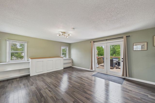 2562 Fairview Avenue N, Roseville, MN 55113