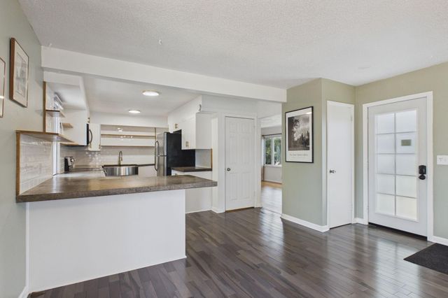 2562 Fairview Avenue N, Roseville, MN 55113