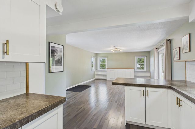 2562 Fairview Avenue N, Roseville, MN 55113