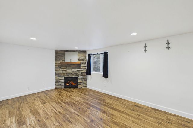 2562 Fairview Avenue N, Roseville, MN 55113