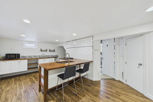 2562 Fairview Avenue N, Roseville, MN 55113