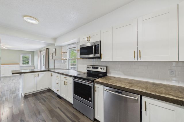 2562 Fairview Avenue N, Roseville, MN 55113