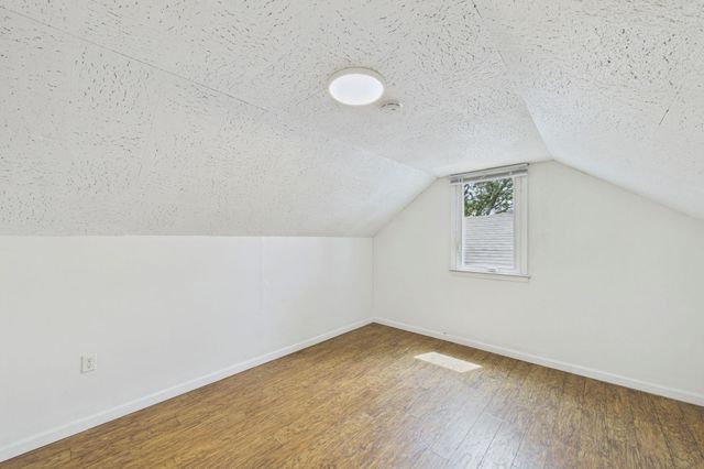2562 Fairview Avenue N, Roseville, MN 55113