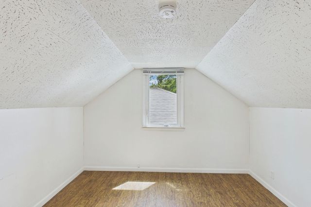 2562 Fairview Avenue N, Roseville, MN 55113