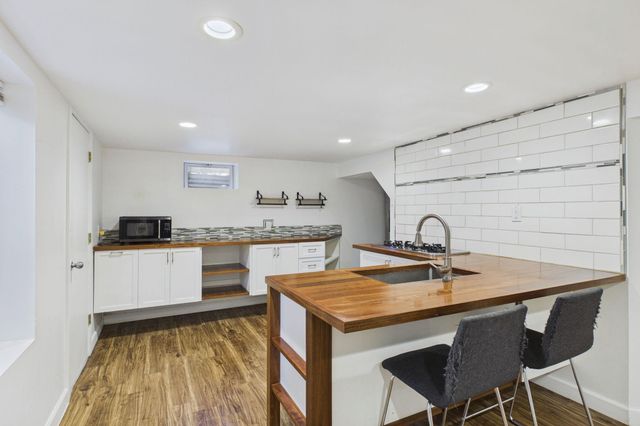 2562 Fairview Avenue N, Roseville, MN 55113