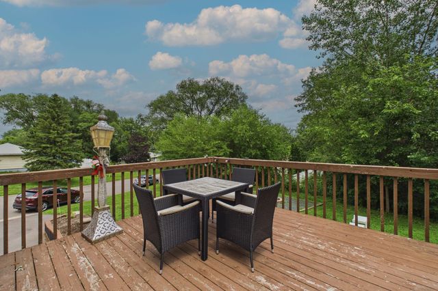 2562 Fairview Avenue N, Roseville, MN 55113