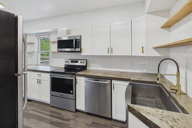 2562 Fairview Avenue N, Roseville, MN 55113