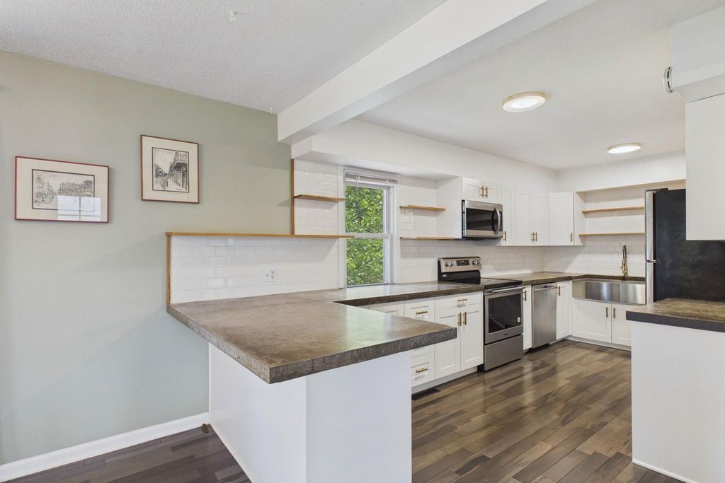 2562 Fairview Avenue N, Roseville, MN 55113