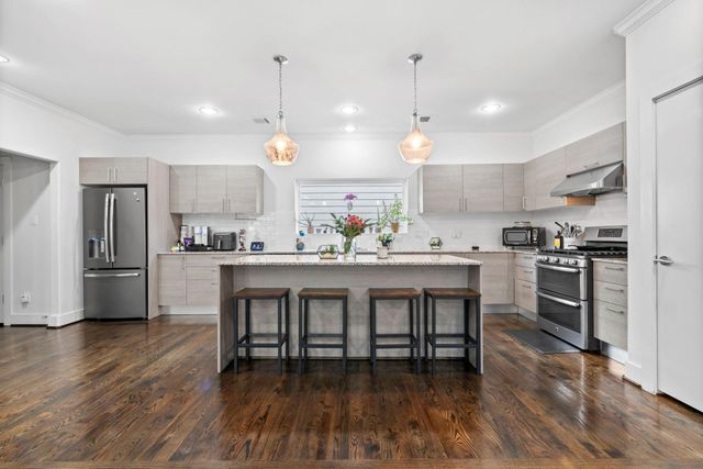 1333 W 22nd Street F, Houston, TX 77008