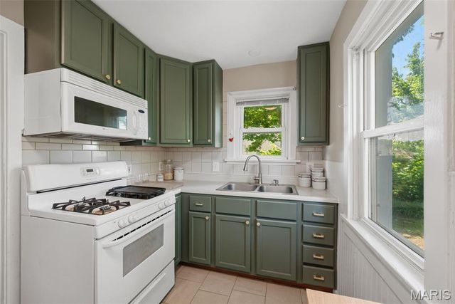 10411 Maddox Place, Overland, MO 63114