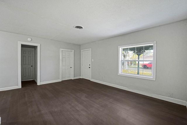 214 E 1st Street, Deer Park, TX 77536